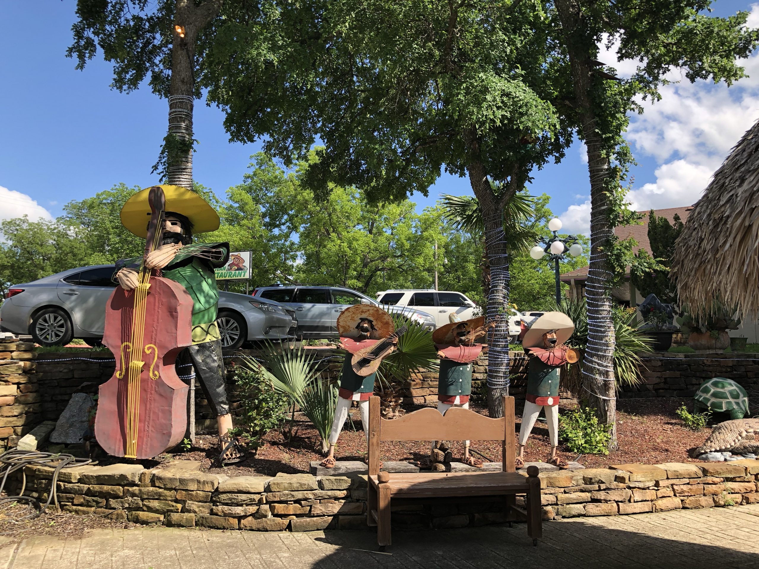 Patio Mariachis 2